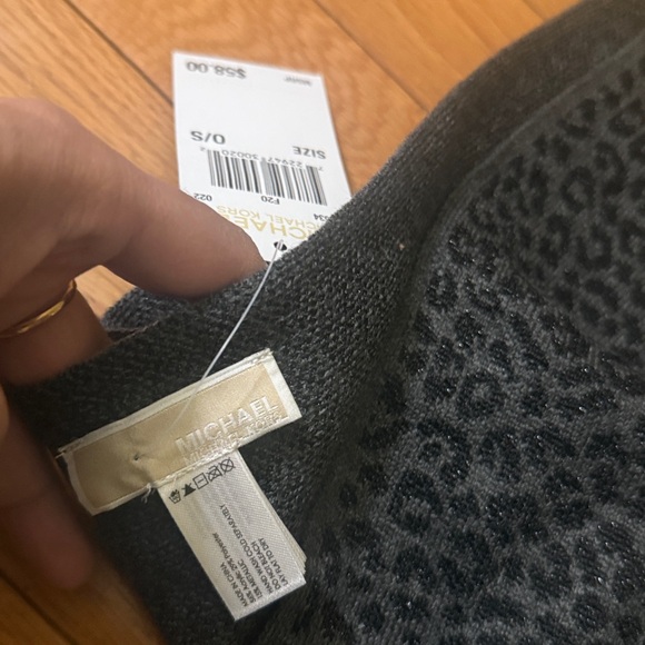 Michael kors women’s leopard print scarf size one - Picture 5 of 5